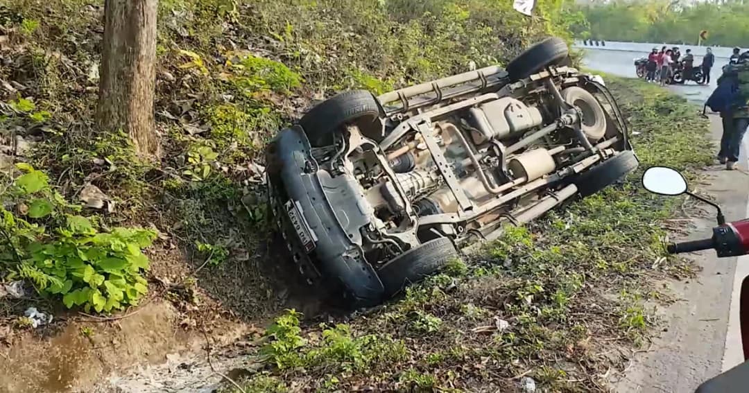 ปิกอัพแหกโค้ง ! พุ่งข้ามเลนชนปิกอัพ รอดหวุดหวิด