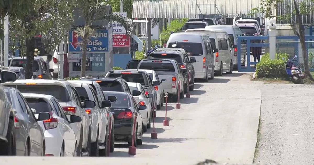 รถติดสะสมกว่า 100 คัน รอข้ามเรือเฟอร์รี่ไปเกาะช้าง