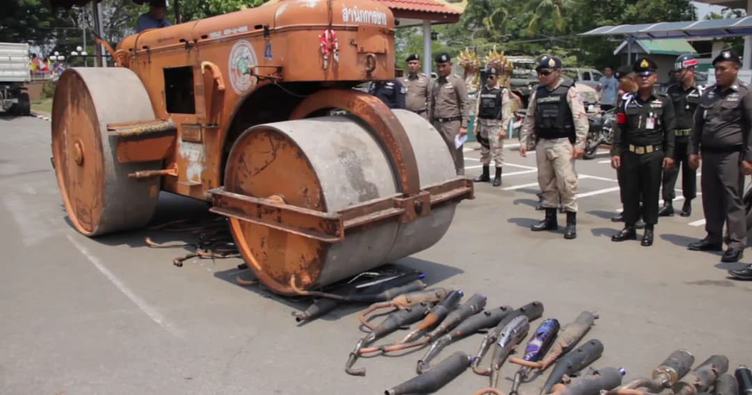 ปวดใจขาแว้น ! ตร.ใช้รถบดถนนทำลายท่อดัง ยึดรถซิ่งกว่า 100 คัน