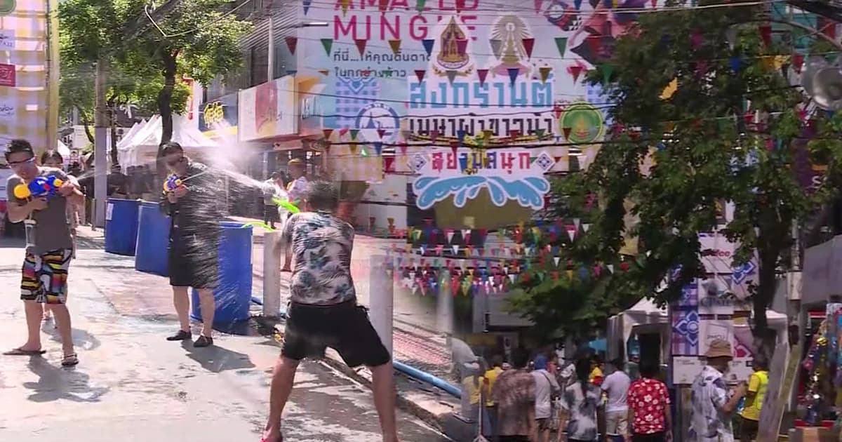 คนแห่เล่นน้ำ “งานสงกรานต์เมษา ผ้าขาวม้าสยามสนุก สยามสแควร์”