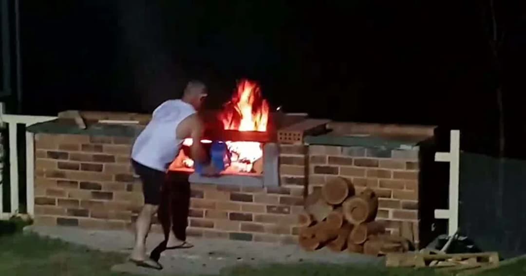 ชายออสเตรเลีย เล่นพิิเรนทร์ใช้น้ำมัดราดใส่เตาบาบีคิว เกือบไฟคลอกตาย