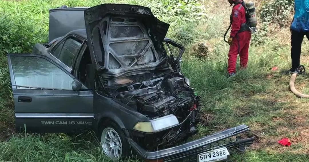 เก๋งซิ่งชน จยย. ก่อนพุ่งชนต้นไม้ ไฟลุกไหม้มอดทั้งคัน