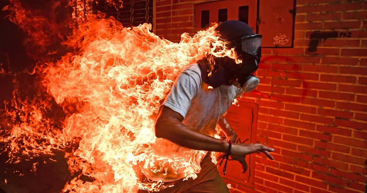 ‘ผู้ประท้วงไฟลุก’ ชนะเลิศภาพข่าวยอดเยี่ยม 2018