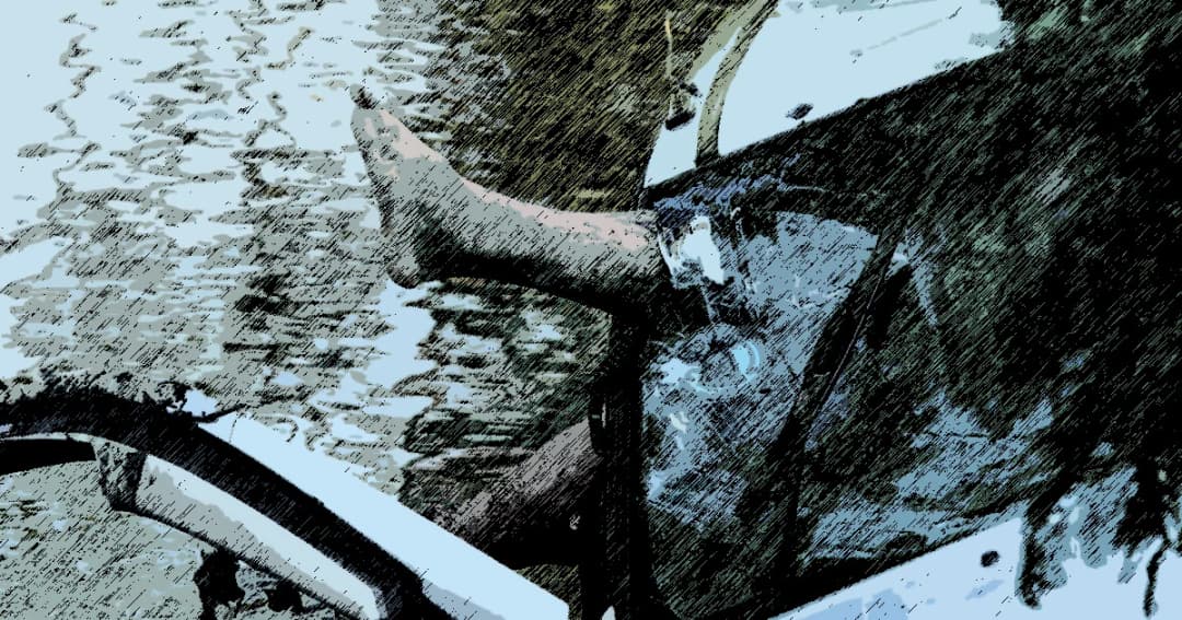 สุดทรมาน ! หนุ่มไม่รอด แม้พยายามถีบกระจกจนขาทะลุ หลังรถแหกโค้งตกน้ำ