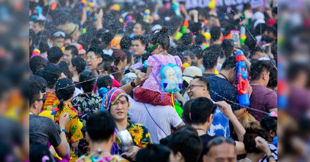 สงกรานต์ ถ.ข้าวสาร คึกคัก ขณะ นทท.ถูกกรีดกระเป๋าแล้ว 5 ราย