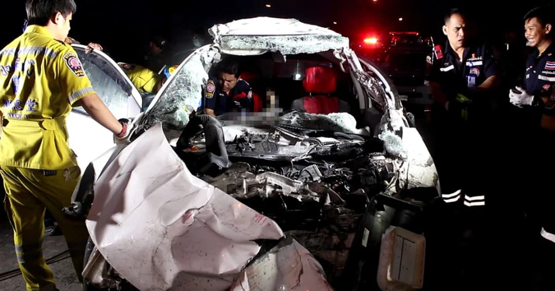 สลด ! นศ.หนุ่มซิ่งเก๋งอัดท้ายเทรลเลอร์ ดับคาซากรถ