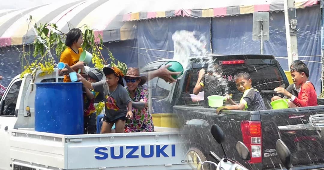 เสี่ยงอันตราย! สงกรานต์ตาก พบเด็กเล็กเล่นน้ำบนรถกระบะ