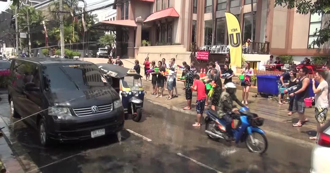 คูเมืองเชียงใหม่คึกคัก ! นทท.แห่เล่นสงกรานต์