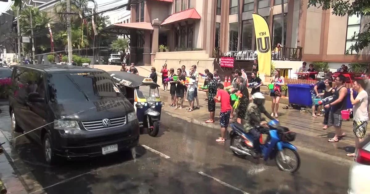 คูเมืองเชียงใหม่คึกคัก ! นทท.แห่เล่นสงกรานต์