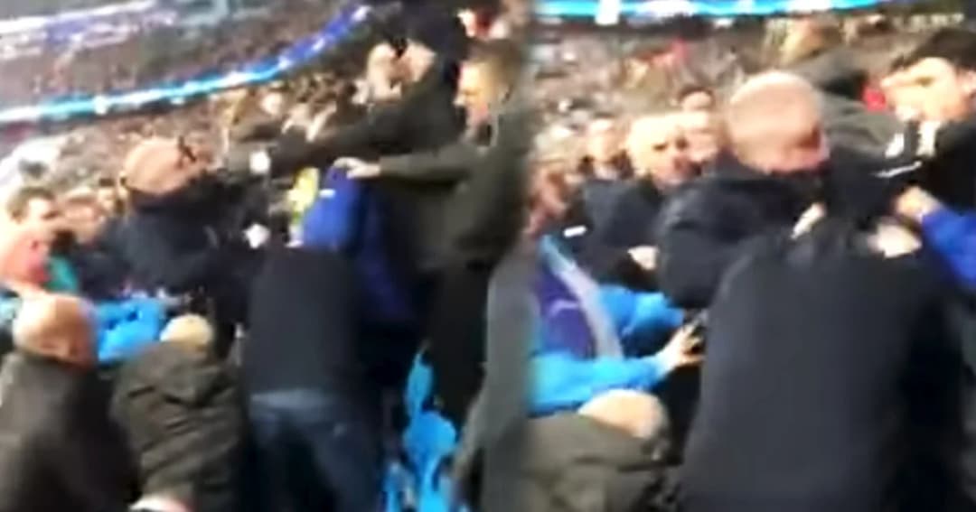 ชกกันเดือด ! “แฟนหงส์” เฮลั่นบนสแตนด์เจ้าถิ่น หลังทีมรักทำประตูได้