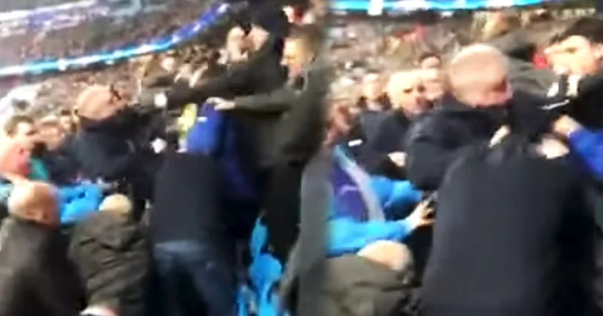 ชกกันเดือด ! “แฟนหงส์” เฮลั่นบนสแตนด์เจ้าถิ่น หลังทีมรักทำประตูได้