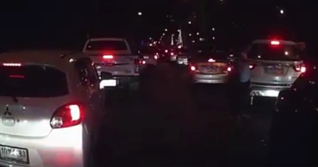 ประทับใจ ! 2 วัยรุ่น ช่วยเคลียร์ทางให้รถพยาบาลวิ่ง ช่วยผู้ป่วยได้ทันเวลา (คลิป)