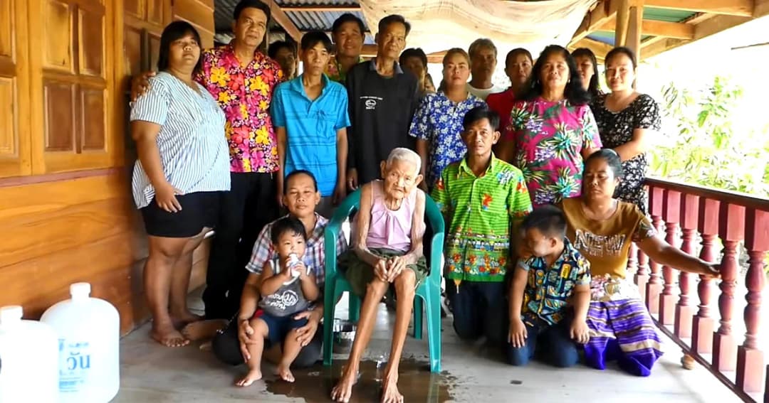 ลูกหลาน รดน้ำดำหัวคุณยาย อายุ 112 ปี