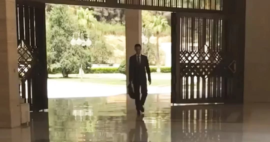 ไม่หวั่น ! ผู้นำซีเรียหิ้วกระเป๋ามาทำงาน แม้มะกันยิงขีปนาวุธถล่ม