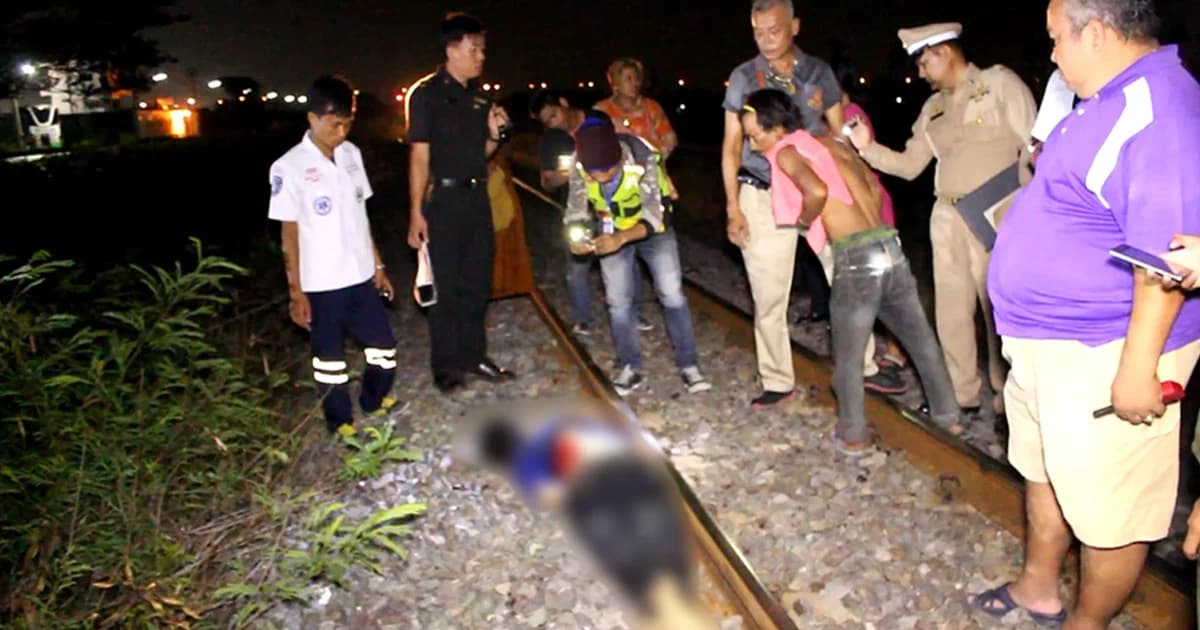 หนุ่มนั่งบนรางไม่ยอมหลบ ถูกรถไฟชนดับ