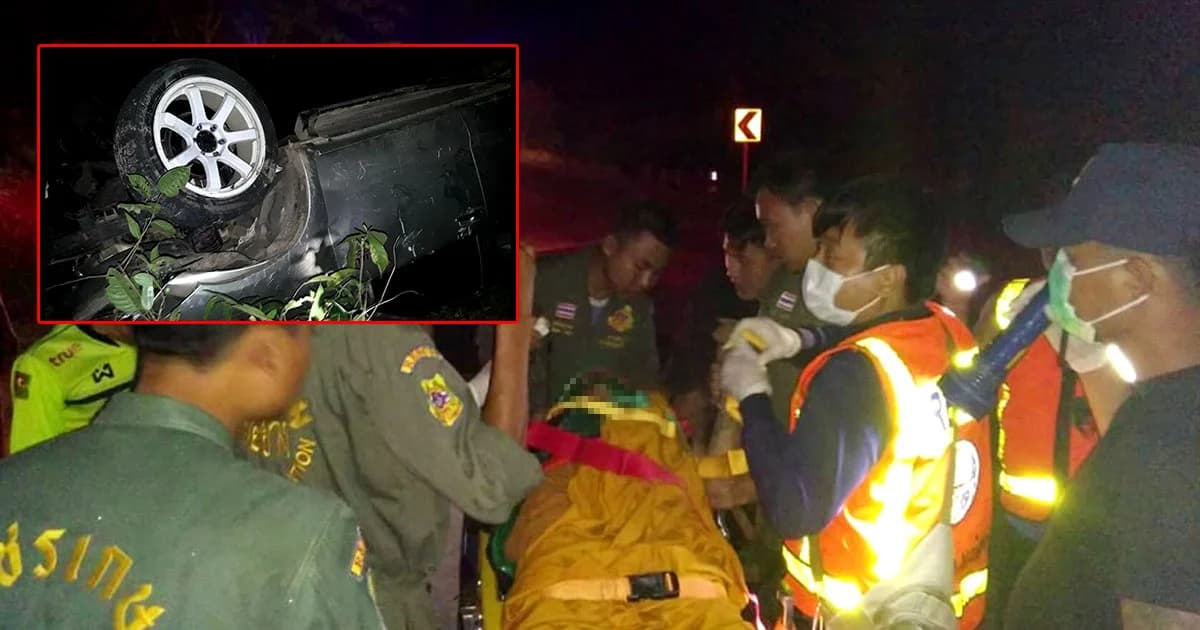 กระบะหักหลบ จยย. เสียหลักตกเขา เจ็บ 12 ราย