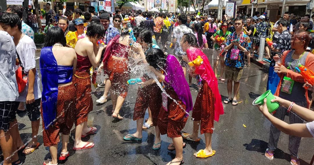 คึกคัก ! ปชช.พร้อมใจนุ่งชุดไทย เที่ยวงานสงกรานต์ผ้าขาวม้า