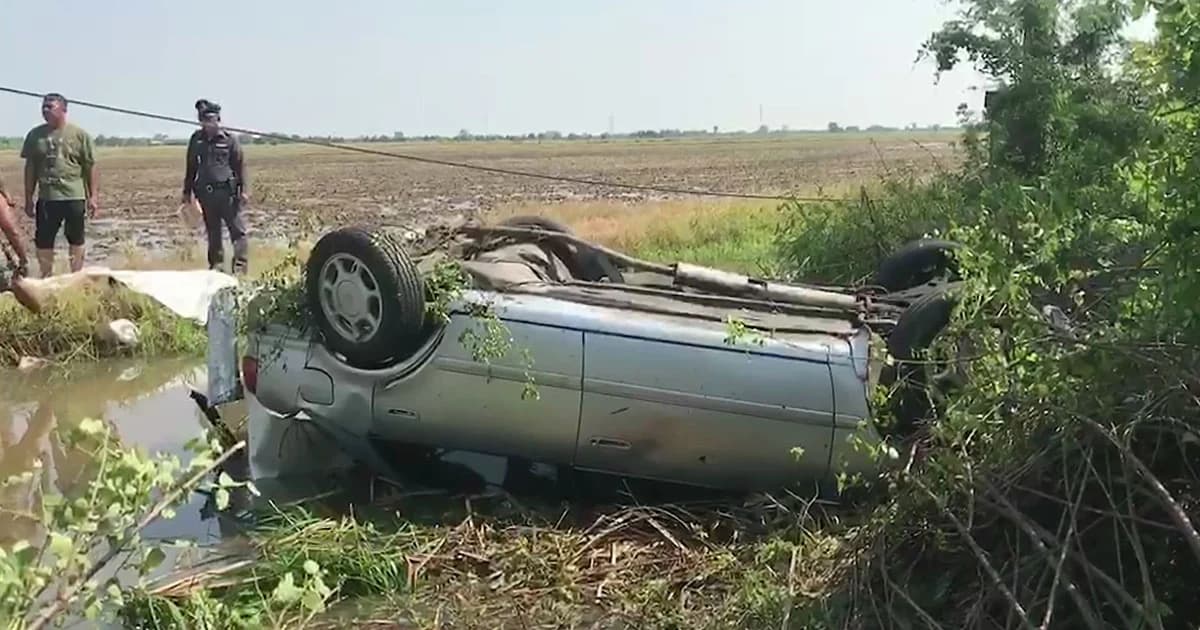 กระบะซิ่ง พุ่งชนเก๋งกระเด็นตกคูน้ำ ดับ 3 เจ็บอีก 3 ราย