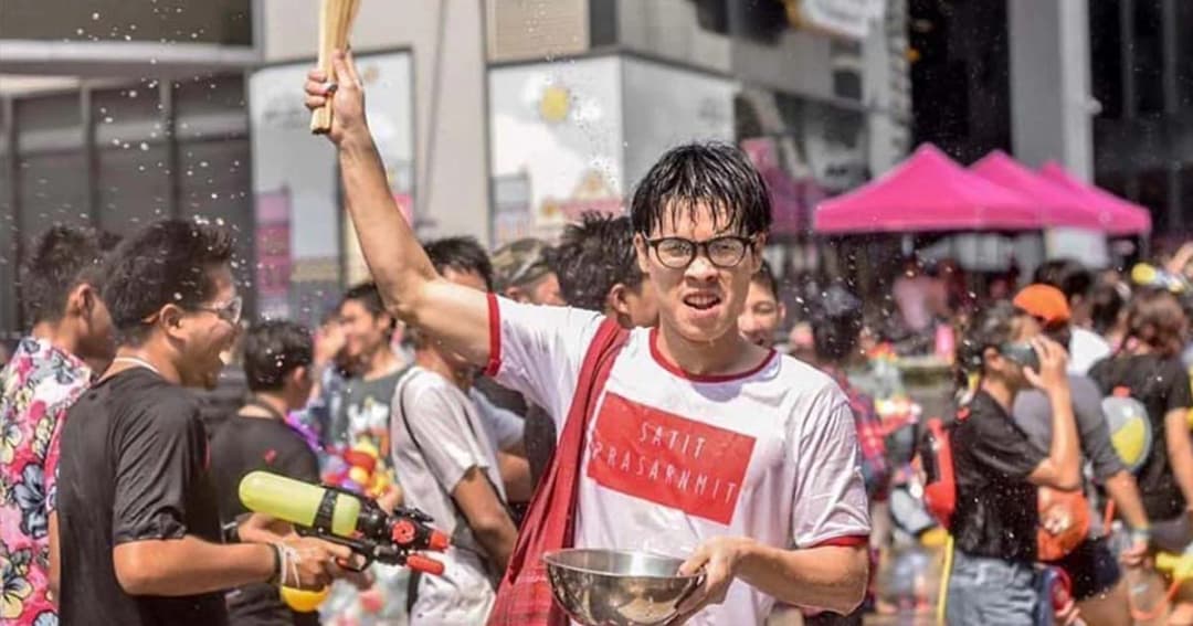 หนุ่มคอสเพลย์หมอผี เล่นน้ำสงกรานต์