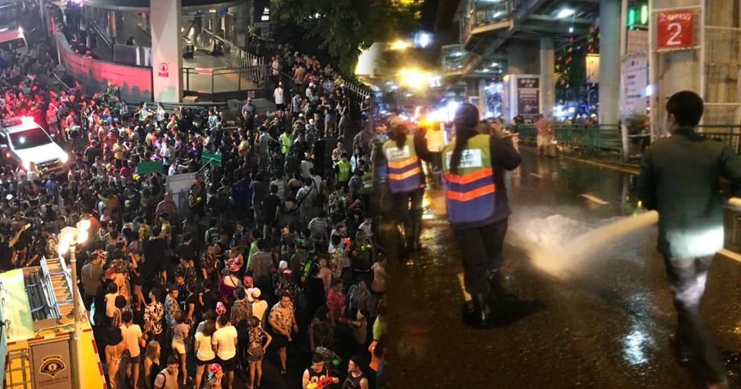 กทม.เร่งทำความสะอาดถนนสีลม