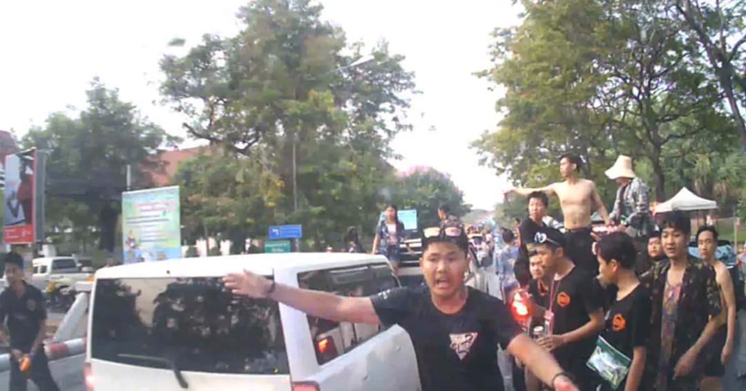 ซึ้งน้ำใจ ! หยุดเล่นน้ำสงกรานต์ ช่วยเปิดทางให้รถโรงพยาบาล (คลิป)