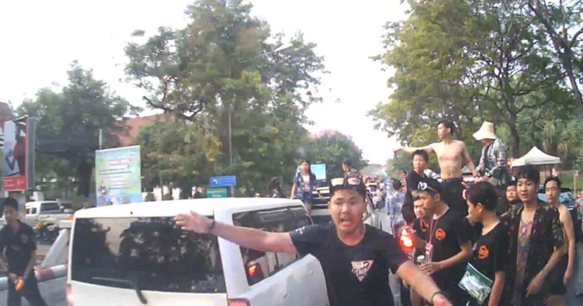 ซึ้งน้ำใจ ! หยุดเล่นน้ำสงกรานต์ ช่วยเปิดทางให้รถโรงพยาบาล (คลิป)