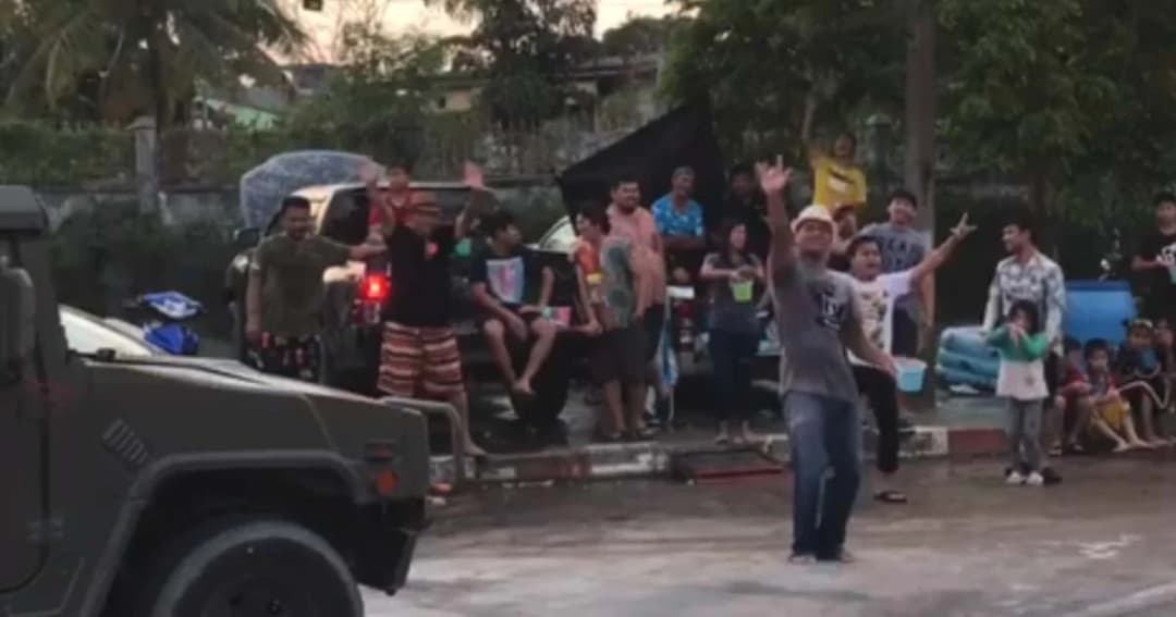 ทหารขับผ่านมาตอนเล่นน้ำสงกรานต์ จากเพลงตื๊ดก็เป็นละมุนพริ้ว (คลิป)