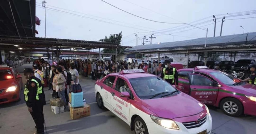 หมอชิตแน่น คนแห่กลับหลังฉลองสงกรานต์ เตรียมตัวทำงานวันพรุ่งนี้