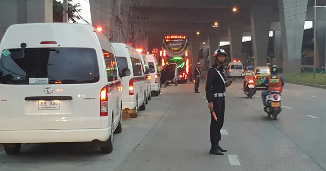 ตำรวจจัดรถตู้รับส่งฟรี จากหมอชิต – BTS – อนุสาวรีย์ฯ