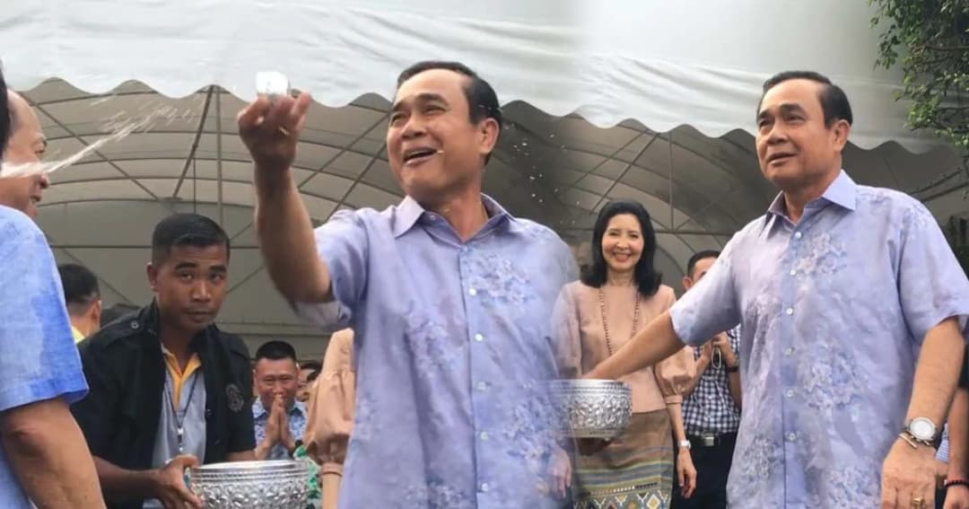 นายกฯ เข้ารดน้ำสงกรานต์ ‘บิ๊กป้อม’ พร้อมอวยพรให้แข็งแรง – บ้านเมืองปลอดภัย
