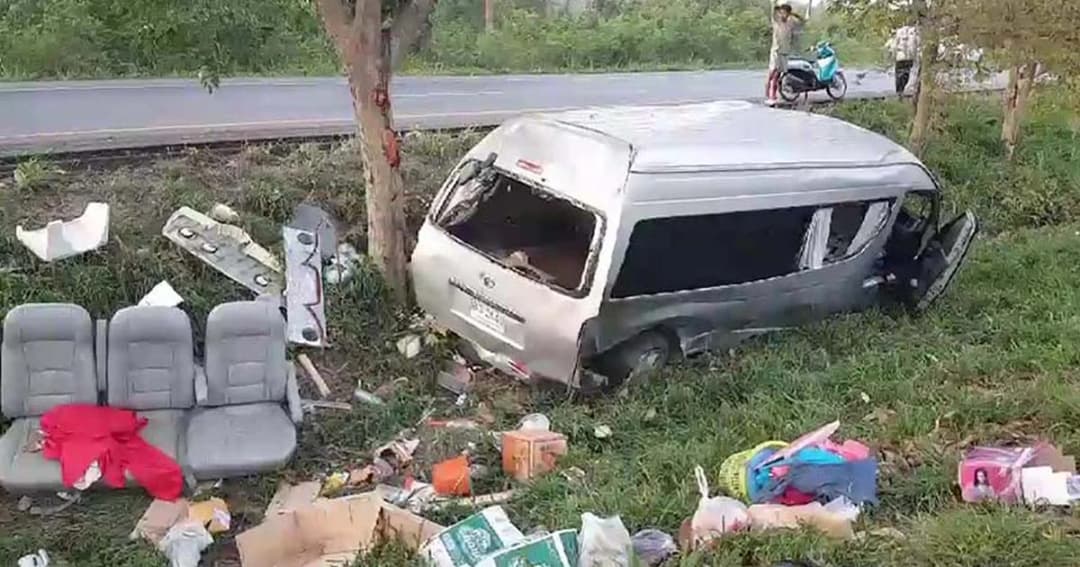 รถตู้ยางระเบิดตกข้างทาง คนนับสิบบาดเจ็บ