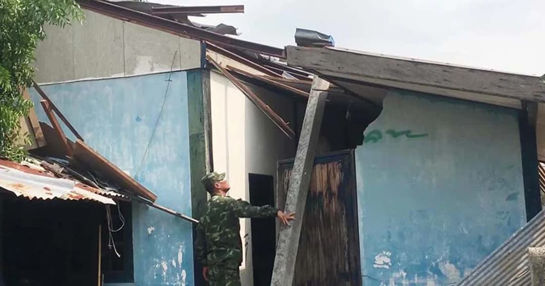 เร่งเข้าช่วย ปชช.นับร้อยหลังคา โดนพายุพัดถล่มบ้านพัง