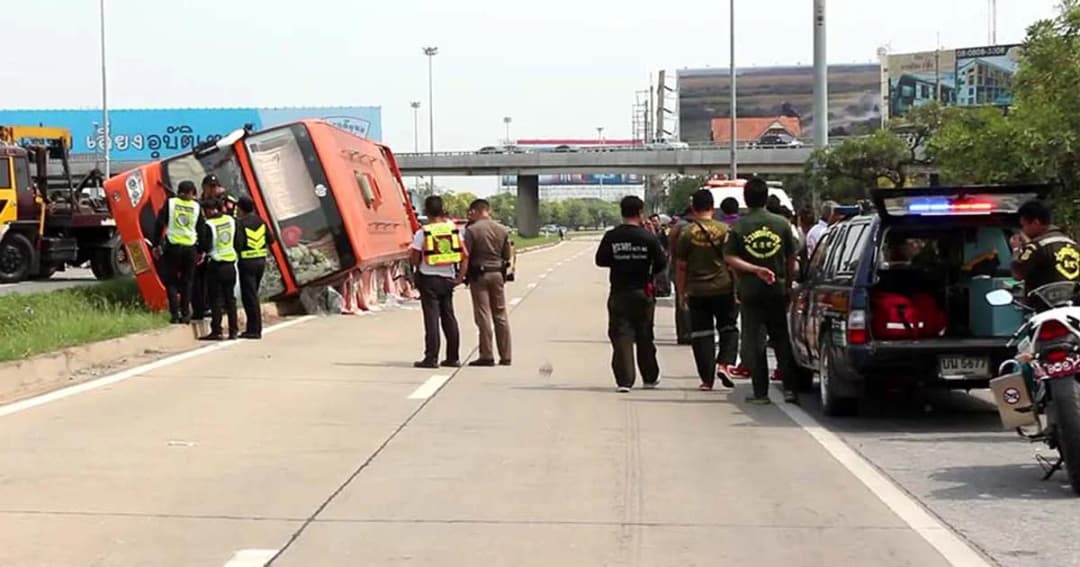 บัสเชิดชัยทัวร์เสียหลัก ตกร่องกลางถนน บาดเจ็บ 20 คน