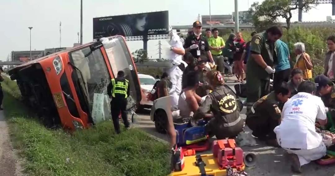 ขากลับเสียวกว่า บัสเฉี่ยวเก๋งที่โคราชก่อนพลิกคว่ำบางปะอินเจ็บอื้อ – คนขับหนี