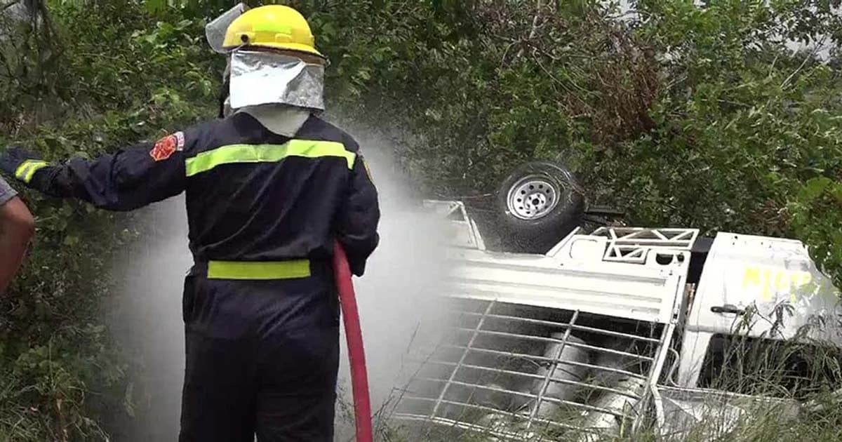 ล้อหลุดจากเพลา ทำรถขนแก๊สพลิกคว่ำ เร่งสกัดแก๊สรั่วจ้าละหวั่น