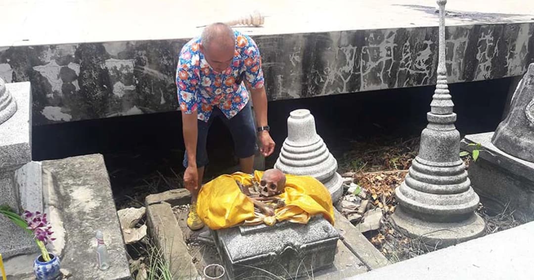 กระดูกมนุษย์โผล่ ! ล้อรถเข็นหลุด ชนโกศเจดีย์ล้ม