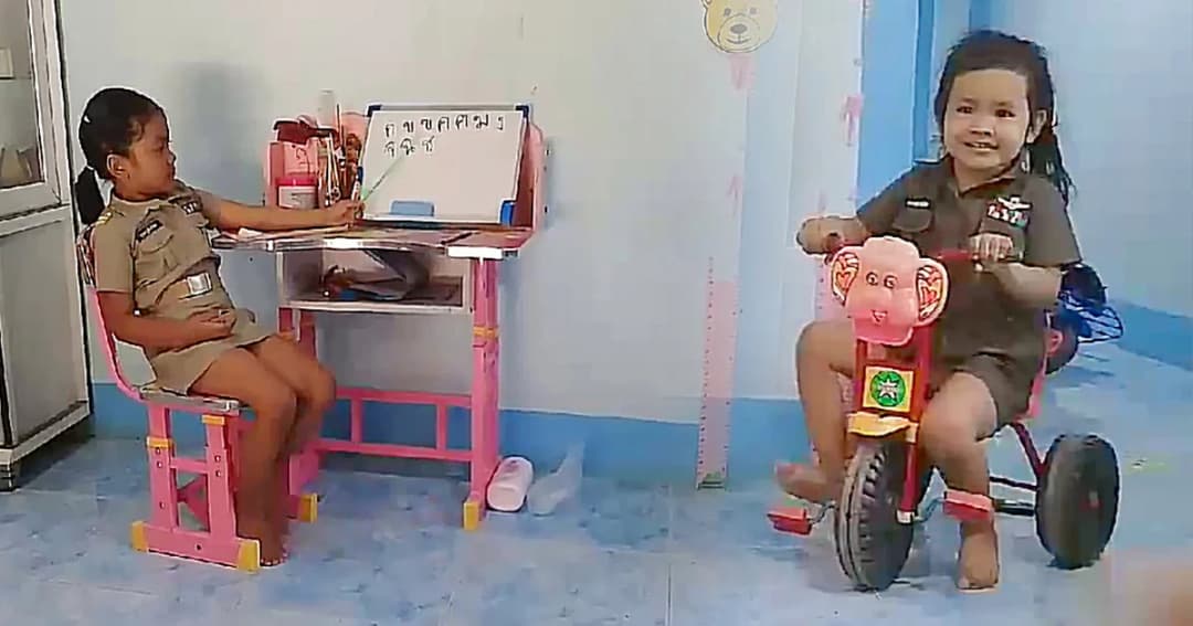 คุณแม่จัดเต็ม ! สานฝันลูกสาวใส่ชุดคุณครู-ตำรวจ เลียนแบบอาชีพในฝัน