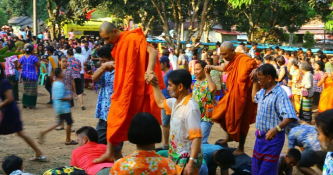 ประเพณีสงกรานต์กะเหรี่ยง ทำสะพานมนุษย์ยาว 100 เมตร ให้พระสงฆ์เดินเหยียบ