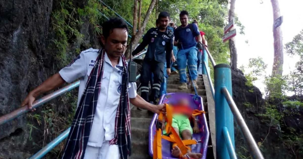 ชื่นชมกู้ภัย! ปีนภูเขาวัดถ้ำเสือกว่า 1,000 ขั้น ช่วยชีวิตนักท่องเที่ยว