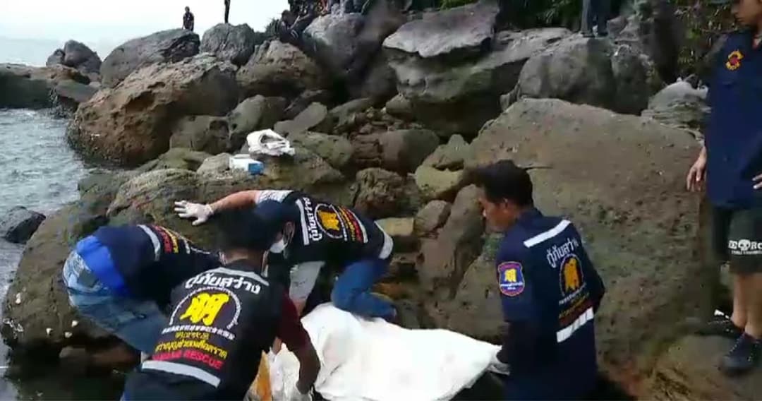 พบศพตายนับเดือน เกยโขดหินริมทะเล