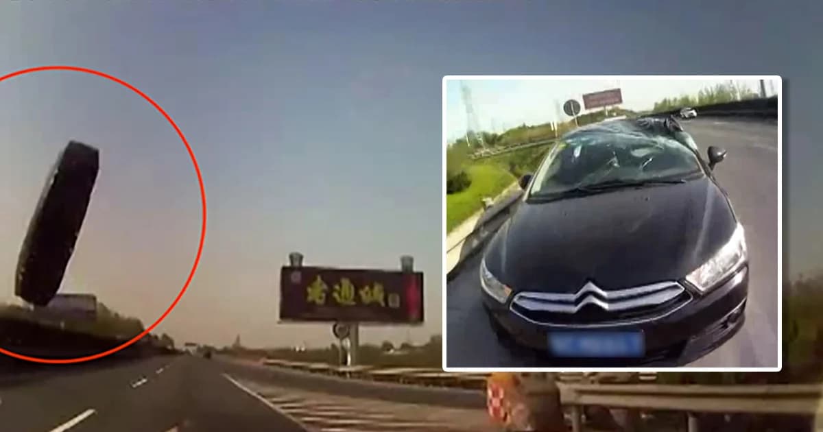 เก๋งดวงไม่ดี โดนล้อรถบรรทุกลอยมากระแทกพังยับ