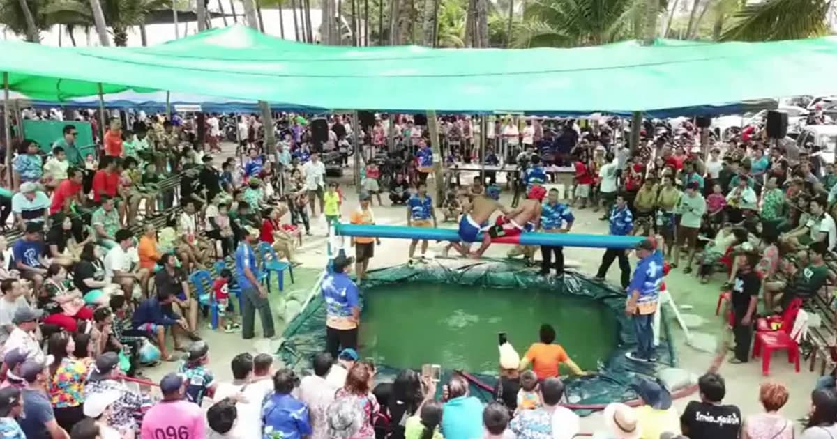 วันไหลบางแสนวันสุดท้ายคึกคัก นทท.แต่งชุดไทยเล่นน้ำ