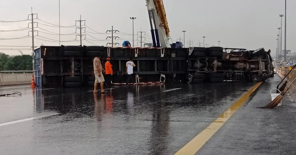 ฝนตก รถพ่วงลื่นคว่ำขวางถนน กระบะเบรกไม่ทัน ชนรวด 3 คัน เจ็บ 2 ราย