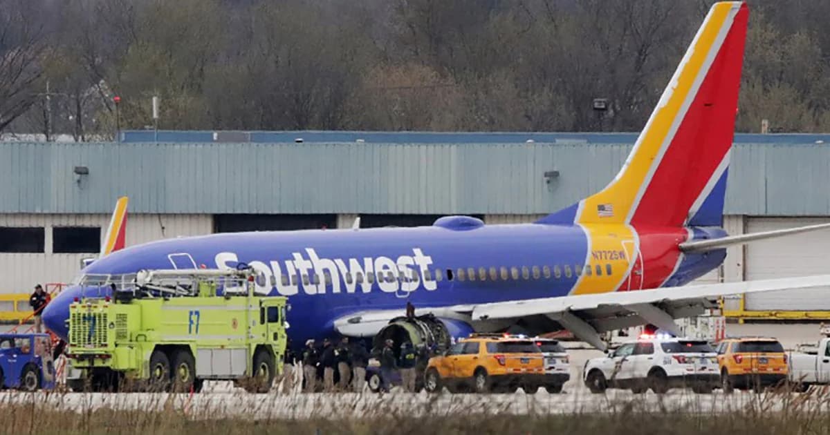 เครื่องบินเซาธ์เวสต์แอร์ไลน์ ลงจอดฉุกเฉินหลังเครื่องยนต์ระเบิด