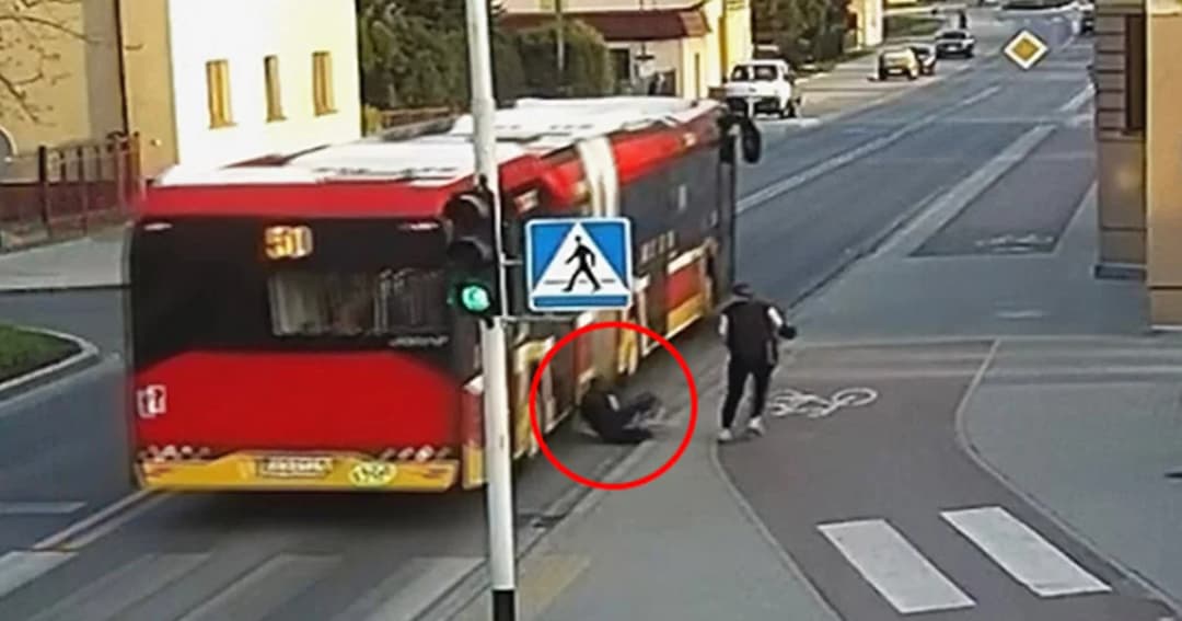 สาวโปแลนด์แกล้งผลักเพื่อนล้มหวิดถูกรถทับ เจ้าตัวอาจติดคุก