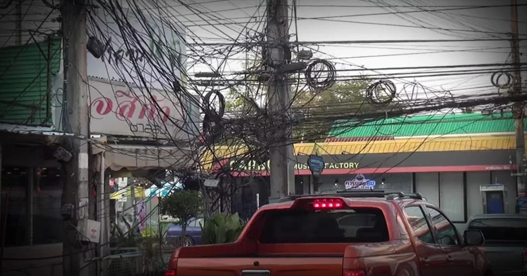 สุดอันตราย ! สายไฟร่วงพาดถนน เดือดร้อนชาวบ้านต้องปีนเก็บเอง
