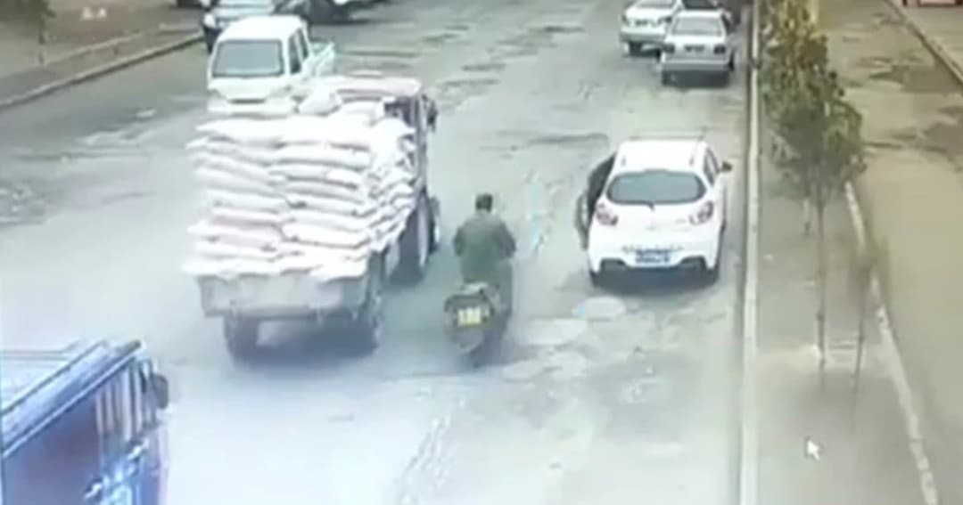 เก๋งเปิดประตูรถไม่ดูหลังชนจยย.ล้มลง จนโดนรถบรรทุกเหยียบซ้ำ