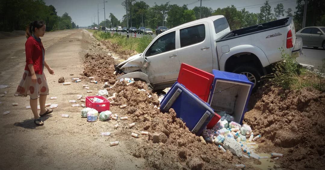 หวิดดับ ! หนุ่มเซลส์แมนซิ่งกระบะยูเทิร์น ชนประสานงารถขนนม เจ็บเกลื่อนถนน