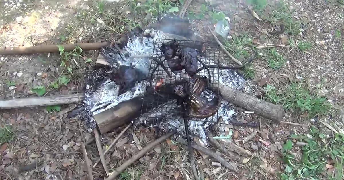 ชาวบ้านฆ่าสุนัข ปิ้งกินกลางหมู่บ้าน