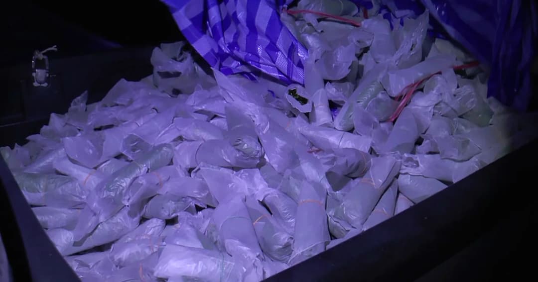 บุกทลาย ! แก๊งขนใบกระท่อมรายใหญ่ ยึดนับตัน คนร้ายเผ่นหนี